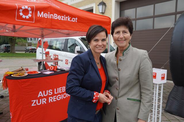 Viele Besucherinnen und Besucher kamen zum Straßwalchentag. Unter anderem auch Straßwalchens Bürgermeisterin Tanja Kreer (links) und Vizebürgermeisterin Liselotte Winklhofer (rechts). | Foto: Emanuel Hasenauer