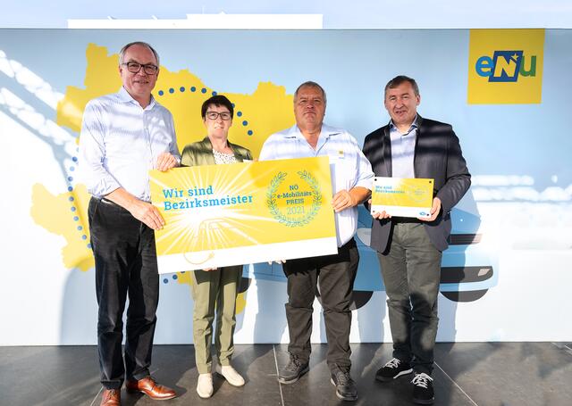 Am Foto (v. li.): LH-Stv. Stephan Pernkopf, Bgm. Elisabeth Allram, UGR Kurt Stefal, eNu-Geschäftsführer Herbert Greisberger | Foto: NLK Pfeffer