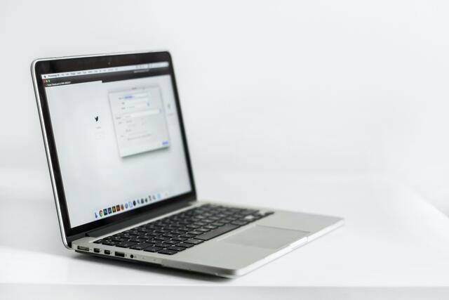 Bei einer Hausdurchsuchung hat die Polizei Aufnahmen auf einem Mobiltelefon, zwei Notebooks und vier externen Festplatten sichergestellt.  | Foto: NordWood Themes/Unsplash