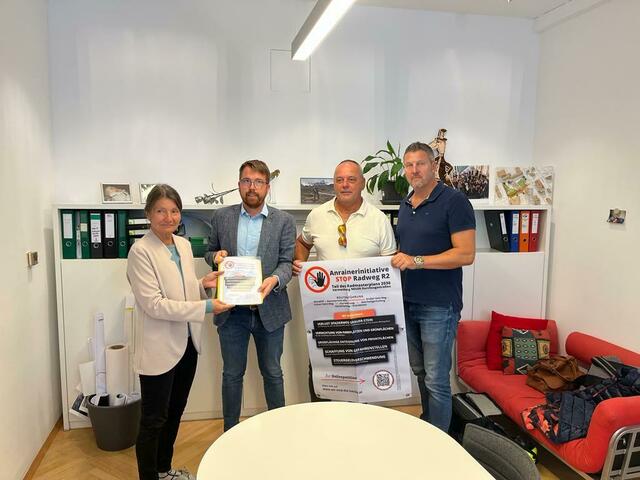 Petitionsübergabe: StR Uschi Schwarzl, Martin Morandell (Initiator) sowie Martin Juen und Thomas Mayer (Liste Fritz).  | Foto: ARGE Sternwartestraße Großer-Gott-Weg