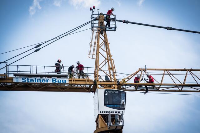 Bei einer gemeinsamen Übung der FF Leoben-Stadt und Bergrettung Leoben und Umgebung galt es, zwei verletzte Personen von einem Baukran zu bergen. | Foto: Bergrettung Leoben