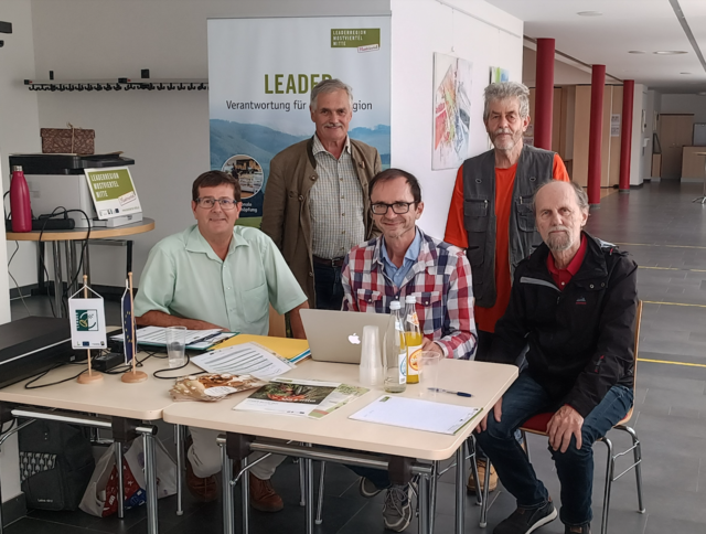 Bgm. Albert Pitterle, LEADER-Obmann Anton Gonaus, Projektleiter Ernst Kieninger und Historiker Dr. Bernhard Gamsjäger freuten sich über die spannenden Erzählungen des Hainfelder Künstlers Gottfried Höllwarth (rechts stehend). | Foto: LEADER-Region Mostviertel-Mitte