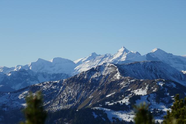 Blick nach Süden und die ersten Grüße vom Schnee. In der Bildmitte der Glockner, auf zirka 14 Uhr das Wiesbachhörndl.  | Foto: Thomas Neuhold