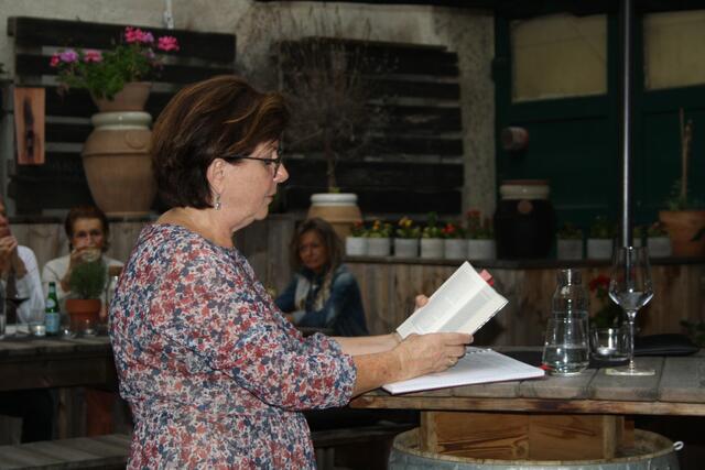 Angesagtes Lesen quer durch unsere Stadt: Birgit Wenger liest Geschichten aus Italien im "Da Maurizio" | Foto: Stadtbücherei Bruck an der Mur