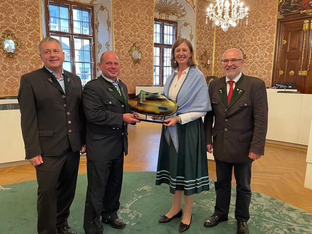 Gerhard Wendl, Abg. Carsten Borchert, LR Barbara Eibinger-Miedl und Bgm. Kurt Riemer | Foto: Almer