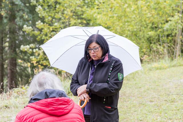 Mit Bürgermeisterin Maria Fischer im Regen unterwegs: "Wir haben im Sommer und Herbst auch sehr viel zu bieten." | Foto: Martin Meieregger