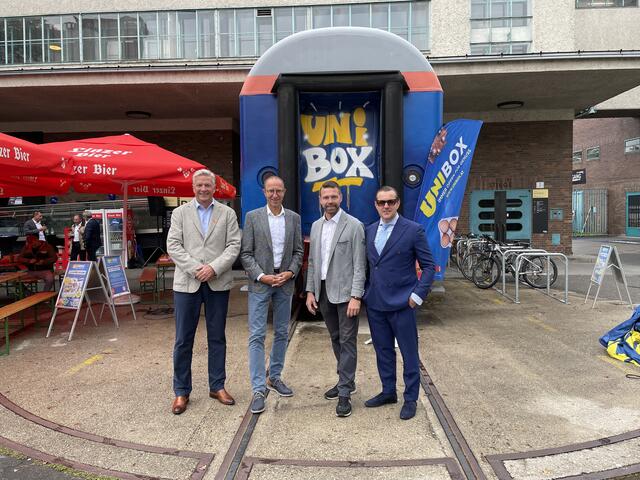 Von links: Christian Schicker, Director Business Development bei Mastercard Österreich, Eigentümer der UniGruppe, Andreas Haider, Franchisepartner Peter Hametner und "Tabakfabrik-Chef" Chris Müller.  | Foto: UniGruppe