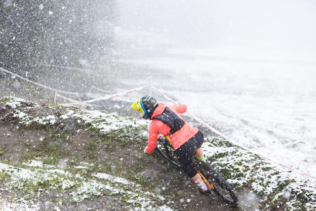 Schnee und Kälte auf der Muttereralm brachten die TeilnehmerInnen zusätzlich ins Schwitzen. | Foto: enduro.tirol