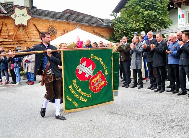 Der Einzug der Bezirksfahne, getragen von den Obleuten Daniel Nairz und Theresa Gratl, bildete den Auftakt des Festumzuges (alle nachfolgenden Bilder sind in der Reihenfolge des Einzugs aufgelistet). | Foto: Hassl