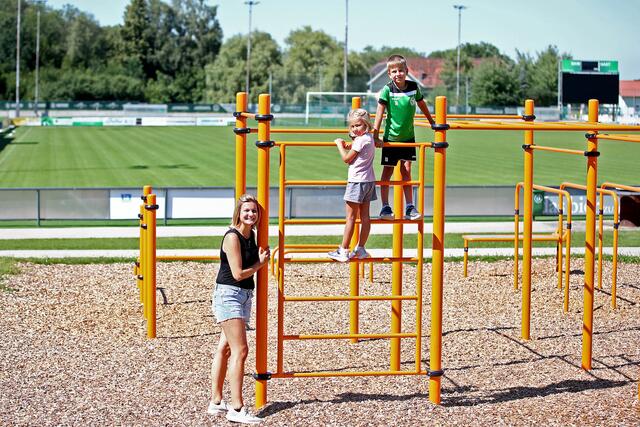 Auf dem Fußballplatz in Bad Wimsbach sorgt das Klettergerüst für Abwechslung und Spaß bei den Kindern.  | Foto: Land OÖ/Daniel Kauder