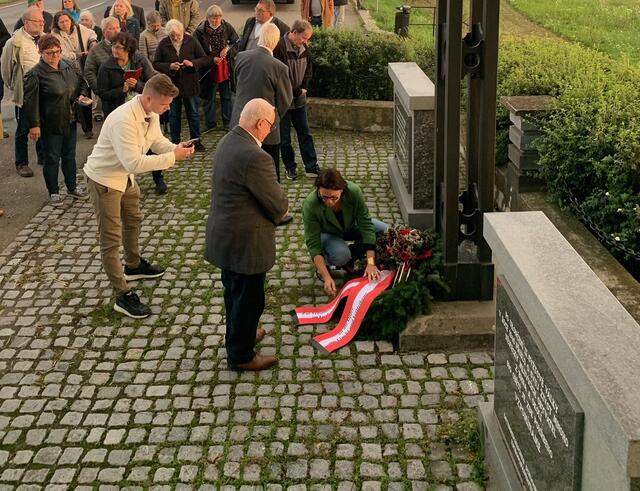Kranzniederlegung am Denkmal des Brünner Todesmarsches. | Foto: Gudrun Kugler