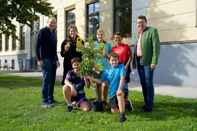 Vizebürgermeister Hubert Haselbacher und Heidi Hirner mit Schülern und dem Apfelbaum.