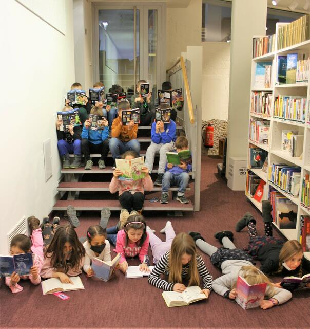 Welche Geschichten wohl der Herbst für uns auf Lager hat? Jeden letzten Donnerstag gibt es eine Gute Nacht Geschichte für Kinder in der Stadtbücherei Bruck | Foto: Stadtbücherei Bruck an der Mur