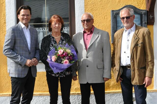 v.l.n.r. Bürgermeister Bernhard Heinl, Hildegard und Herbert Glatzel, GR Josef Ott | Foto: Marktgemeinde Michelhausen