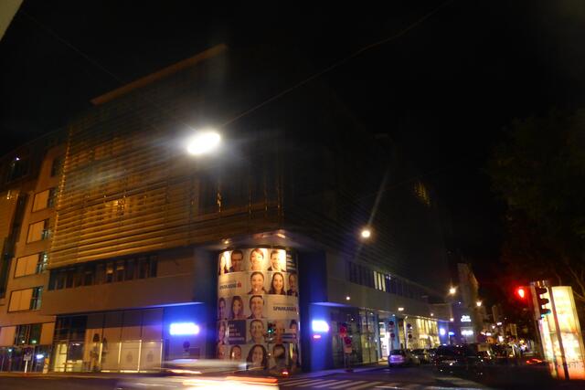 Die Außenfassade beim Hauptsitz der Steiermärkischen Bank am Sparkassenplatz wird seit September 2022 nach  20 Uhr nicht mehr beleuchtet.