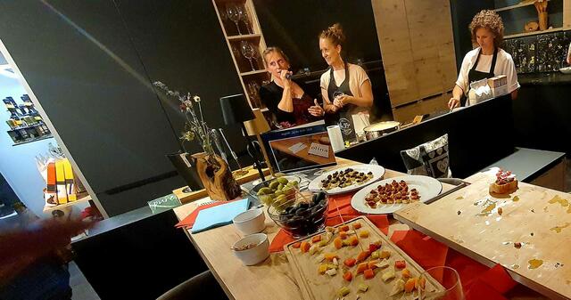 Daniela Happ bei der Moderation in einer ihrer Küchen  | Foto: BNI