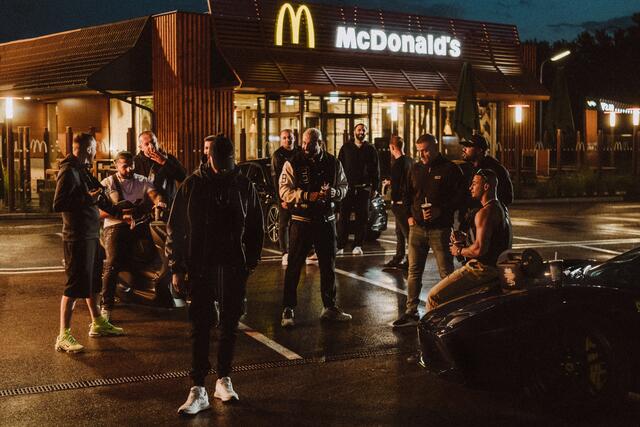 RAF Camora und seine Crew vor einer McDonald's Filiale.  | Foto: Markus Mansi/BOBBYS AGENCY