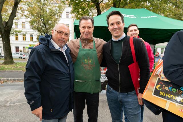 Bezirksvorsteher Jagsch (l.) und Vizebürgermeister Wiederkehr (r.) beim Jubiläumsfest am Alszeilenmarkt. 