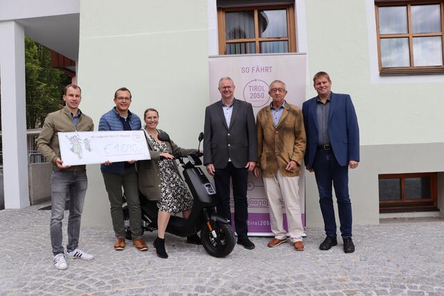 Thomas Geisler (Projektleitung „So fährt TIROL 2050“), die Gewinner Dominik und Carolin Ritzer, Markus Luger (Verkehrsausschussobmann Breitenbach), Bgm. Josef Auer (Breitenbach), GR Karl Schweitzer (Angerberg) und Vize-Bgm. Martin Gschwentner (Schwoich) freuen sich über die steigenden Zulassungszahlen bei den E-Mopeds. | Foto: Christoph Klausner