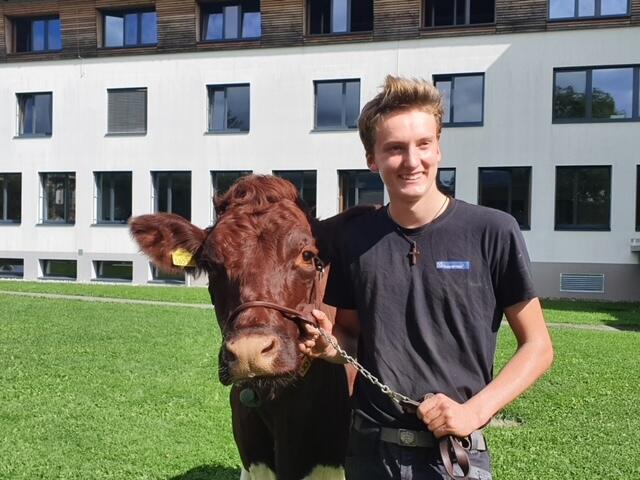 .... und natürlich in den Stall: Matthias Wimmer zeigt, wie's geht. | Foto: LFS Bruck