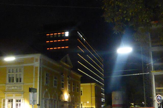 Die Außenfassade am Hauptsitz der Energie Steiermark wird mit der Begründung 
"...Es gehe in der jetzigen Situation aber darum, bewusst ein Zeichen für Sparsamkeit zu setzen...." 

nun nur mehr bis 22.00 Uhr beleuchtet.
Wieso muss man überhaupt eine Außenfassdade beluchten?