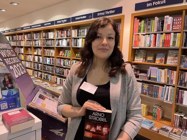 Buchtipps gibt es von Lehrling Viktoria Breifuss | Foto: Anna-Katharina Wintersteller