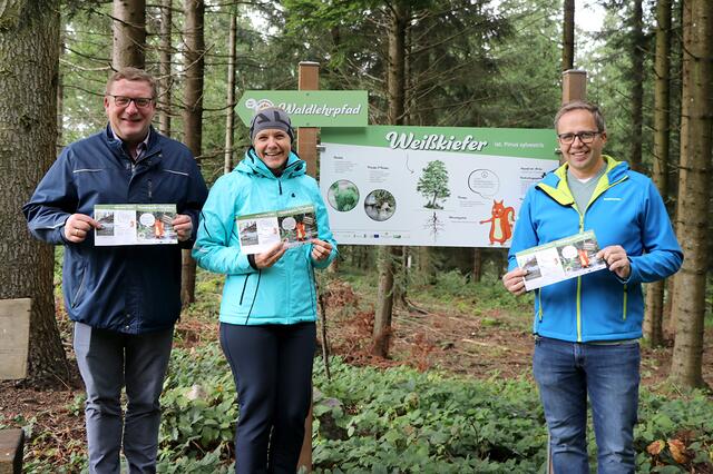 Bei der Eröffnungswanderung (von links): Bürgermeister Martin Kapeller, Tourismuskern-Obfrau Anita Fleischanderl und Leader-Obmann Fritz Robeischl. | Foto: Carina Pilgerstorfer