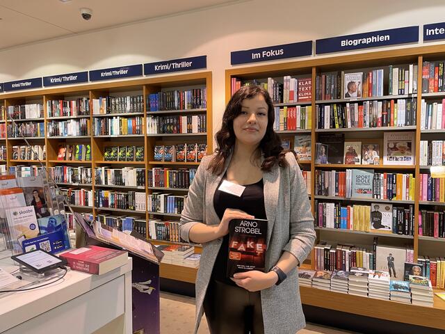 Buchtipps gibt es von Lehrling Viktoria Breifuss | Foto: Anna-Katharina Wintersteller