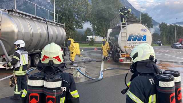 Wegen eines aufwendigen Gefahrenguteinsatzes musste am Vormittag der Autobahnparkplatz in Langkampfen gesperrt werden.  | Foto: ZOOM.Tirol