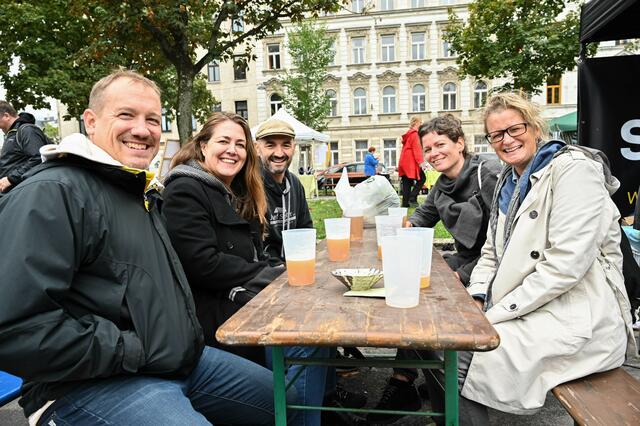 Bei den Marktbesuchern herrschte beste Stimmung. Der Alszeilenmarkt hat sich zu einem beliebten Treffpunkt entwickelt.
