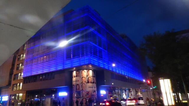 Die Außenfassade beim Hauptsitz der Steiermärkischen Bank am Sparkassenplatz wird seit Anfang September bis 20 Uhr beleuchtet, nachdem sie vorher die ganze Nacht eingeschaltet war.