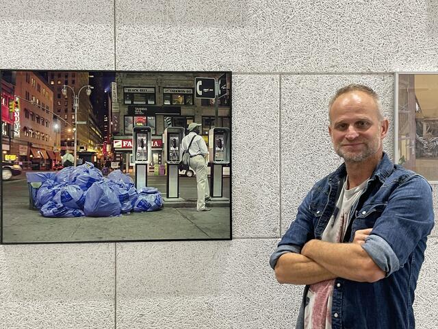 Herman Herzerle, Fotoakademie Graz, ist begeistert von der Ausstellung in Leibnitz. | Foto: Waltraud Fischer