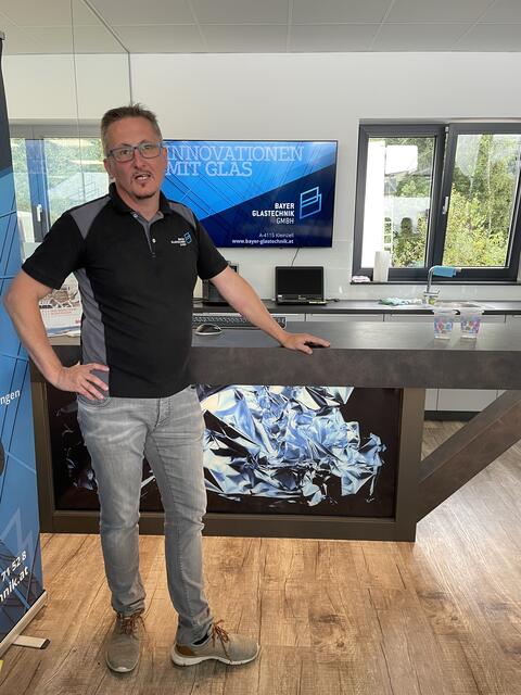 Geschäftsführer und Glasermeister Christian Baumgartner stellte das Unternehmen vor.  | Foto: BRS/vcp