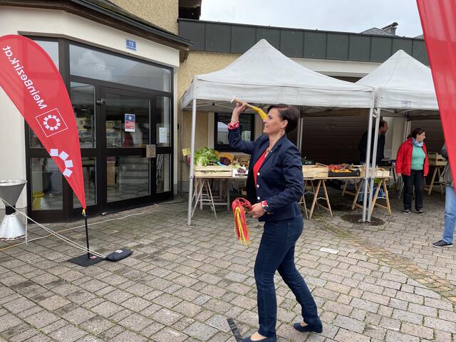 Auch Bürgermeisterin Tanja Kreer versuchte ihr Glück bei der Dartwand. | Foto: Sandra Altendorfer