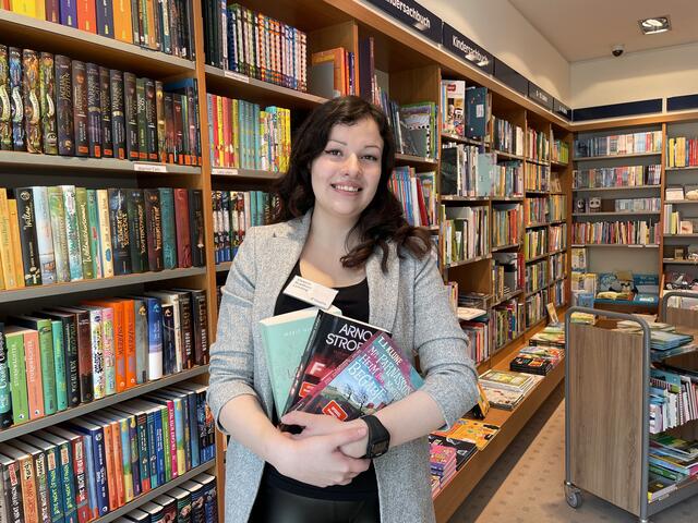 Buchtipps gibt es von Lehrling Viktoria Breifuss | Foto: Anna-Katharina Wintersteller