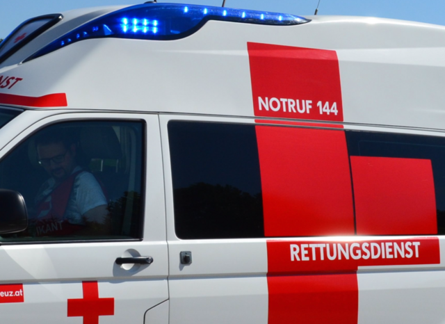 Die beiden Verletzten mussten ins Krankenhaus eingeliefert werden | Foto: MeinBezirk.at/Symbolbild