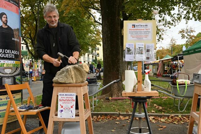 bei Bildhauermeister Reinhard Winter vom Bildhauerzentrum arteum konnte man sich an der Bearbeitung eines Sandsteines versuchen. 