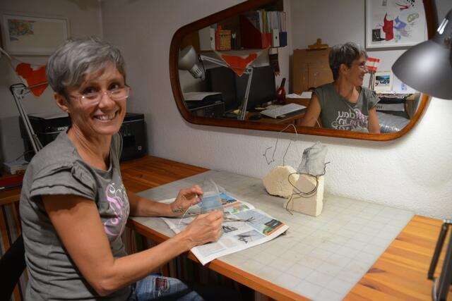 Manu Tober zeigte uns, wie sie die Trophäen für den diesjährigen Regionalitätspreis gestaltet.