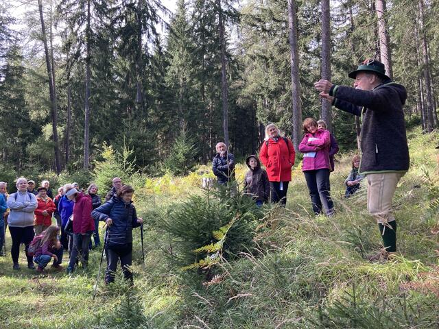 Gespannt lauschten die Teilnehmer dem österreichischen Märchenerzähler Helmut Wittmann während der kleinen "Märchenwanderung" unter die Gamswand. | Foto: Franz Sattler