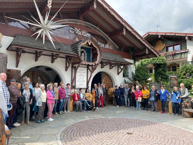 Gruppenfoto vor dem Volkskunde- und Krippenmuseum Maranatha in Luttach.