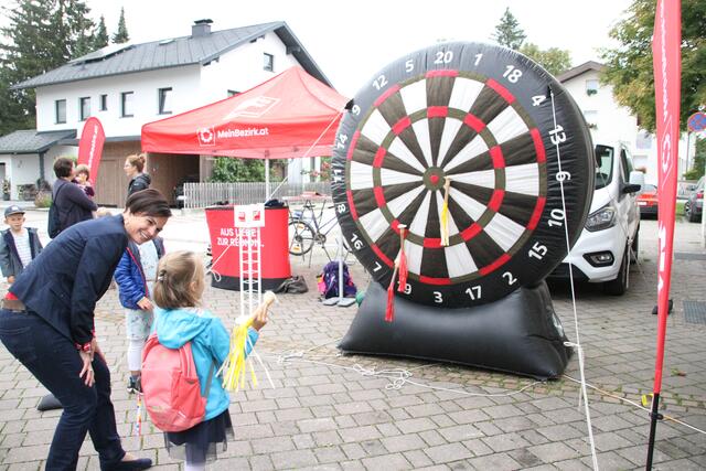 Auch Bürgermeisterin Tanja Kreer versuchte ihr Glück bei der Dartscheibe. | Foto: Wolfgang Schweighofer