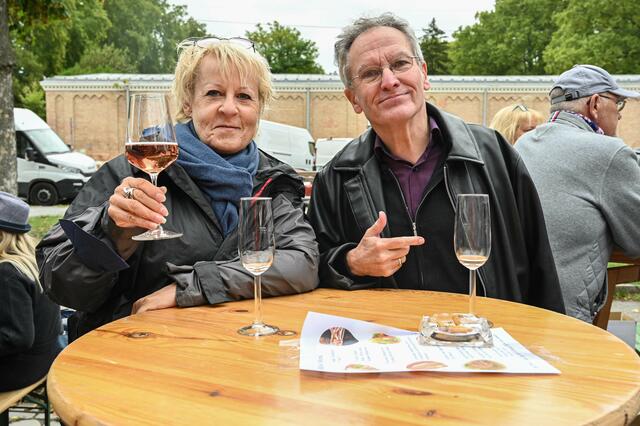 Prost auf den Alszeilenmarkt! Beim großen Jubiläumsfest durfte ein Achterl Wein natürlich nicht fehlen. 