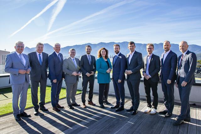 Landesverkehrsreferententreffen in Kärnten im Bild: Alfred Riedl, Günther Steinkellner, Franz Schnabl  Ludwig Schleritzko, Sebastian Schuschnig , Ingrid Felipe, Stefan Schnöll (Salzburg), Martin Gruber, Daniel Zadra, Marco Tittler, Generalsekretär Thomas Weninger.  | Foto: Büro LR Schuschnig/Taltavull