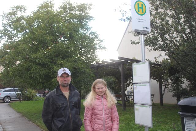 Christoph Savanjo mit Tochter Anja ist erbost über die Situation der Busse in der Schöngraberner Neugasse. | Foto: arbes