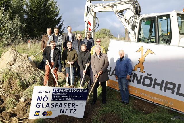 Vorne, von links: Bgm. Roman Kosta, Daniel Simlinger (Fa. Hasenöhrl), Simon Eglseer, Karl Hasenöhrl, Johann Schlögelhofer
Hinten, v. l.: Gerald Pfalz (Fa. Hasenöhrl), Markus Fischer, Amtsleiter Johannes Lehenbauer, Karl Öfferlbauer, Ronald Schartmüller und Herbert Weilguny,  | Foto: Losbichler