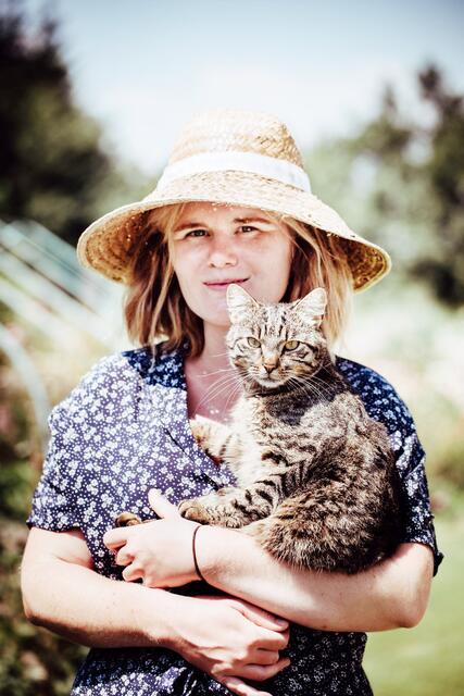 Tamara Holzer heißt Sie willkommen in der Walhalle-Genusskulisse in Pertlstein. Hier gibt es handgebrautes Kreativbier, vielfältige Genussprodukte, geführte Bierverkostungen mit Genussjause, individuelle Feste mit kulinarischer Begleitung, Picknick in der Streuobstwiese, wöchentlich wechselndes Marktfrühstück beim Fehringer Samstagsmarkt uvm. | Foto: Walhalla