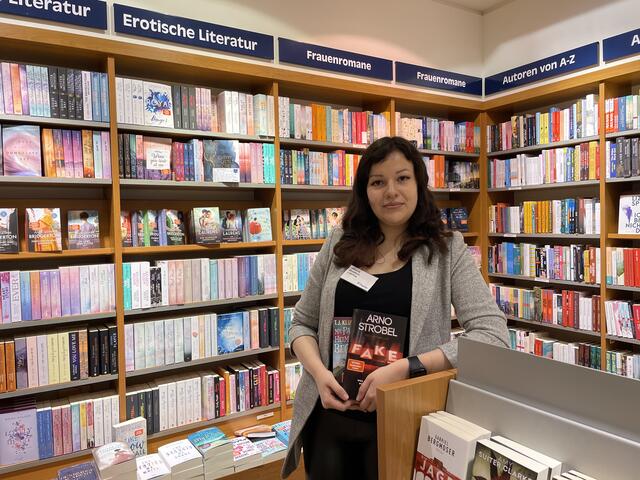 Buchtipps gibt es von Lehrling Viktoria Breifuss | Foto: RegionalMedien Salzburg