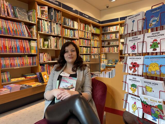 Buchtipps gibt es von Lehrling Viktoria Breifuss | Foto: Anna-Katharina Wintersteller