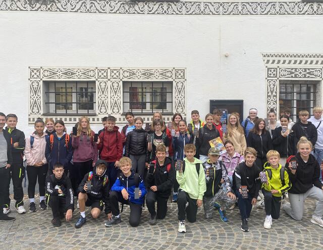 Erster Stopp Stadtmuseum Eisenerz: Die Schülerinnen und Schüler der MS Trofaiach beim Start der digitalen Schnitzeljagd durch Eisenerz | Foto: Verein Eisenstraße