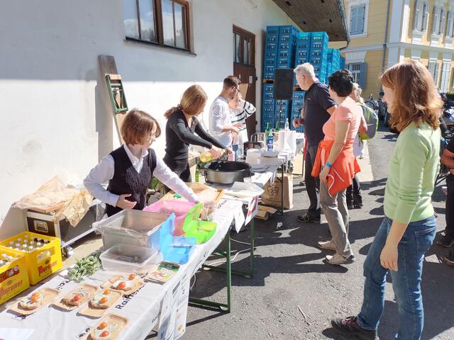 Die Schülerinnen und Schüler hatten an der Labestation alle Hände voll zu tun – ihre Pancakes kamen gut an. | Foto: Anton Edler